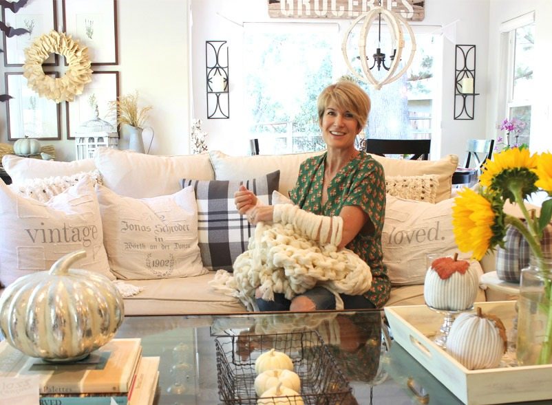 Chunky knit throws are the new "must have" decor piece. Giant yarn chunky knit blankets must have decor item