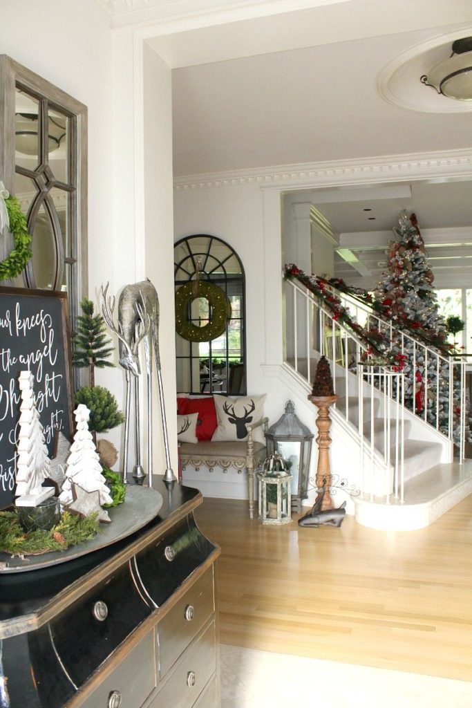 A Very Farmhouse Christmas Tour with fabulous festive ideas from The Design Twins: Welcome to Julie's Home