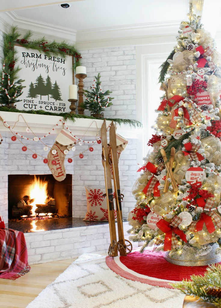 mesh ribbon and big bow ribbon decorate this beautiful Christmas tree